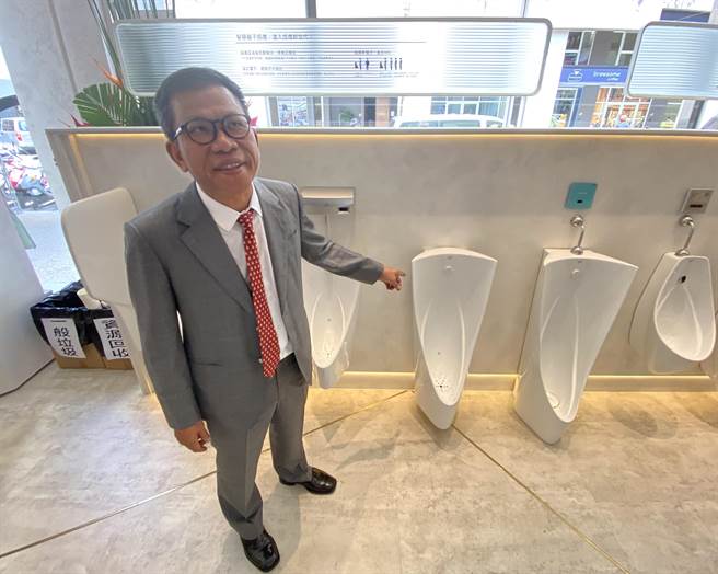 凱撒衛浴董事長蕭俊祥說，從土法煉鋼到躋身亞洲市場排名，一路走來以價格實惠、CP值更高。（盧金足攝） 