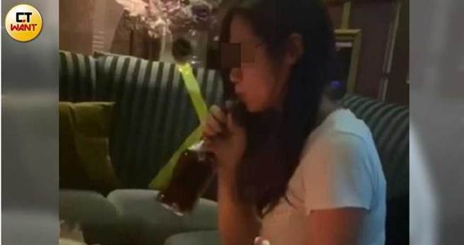 琳琳即使是在休假与朋友小聚时，也仅用30秒便将整瓶「大摩」一饮而尽。（图／琳琳提供）