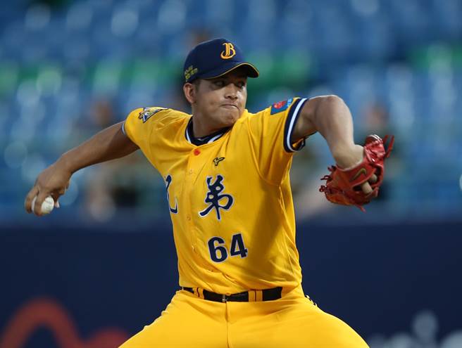 中信兄弟投手黄恩赐目前仍因肩伤尚未出赛。（资料照／陈怡诚摄）