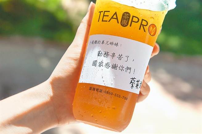 蔡英文总统22日视导海军146舰队战训整备情形，特地到被网友封为「爱国饮料店」，买了150杯饮料送给舰队官兵。（总统府提供）