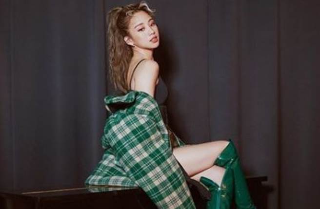 在新歌MV中，鬼鬼穿上一袭天蓝色连体衣辣秀纤瘦曲线。（图／IG@gemma_811）