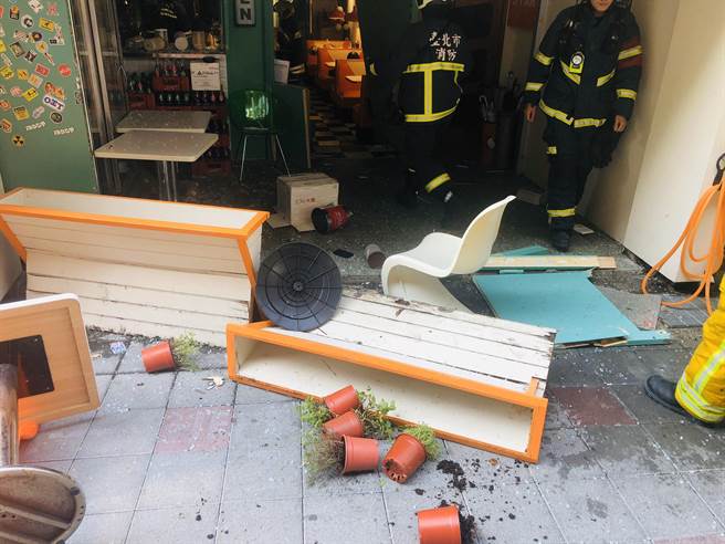 北市市民大道一家餐廳下午發生氣爆意外，造成兩員工輕傷。（翻攝照片／林郁平台北傳真）