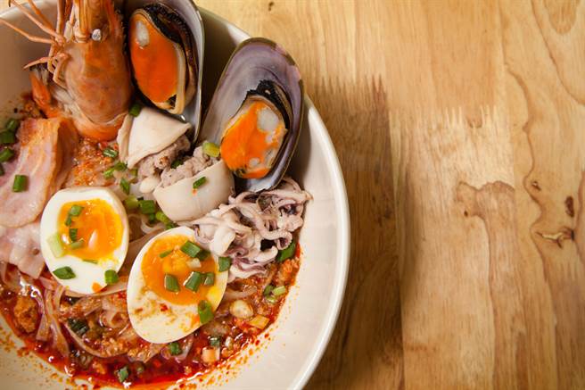 日前澎湖有一家饮料店遭海军弃单，但现在又被爆出，海军其实也向另一家麵店订了120碗海鲜乾麵，只不过老板为人低调，不愿曝光。（图／示意图，达志影像）