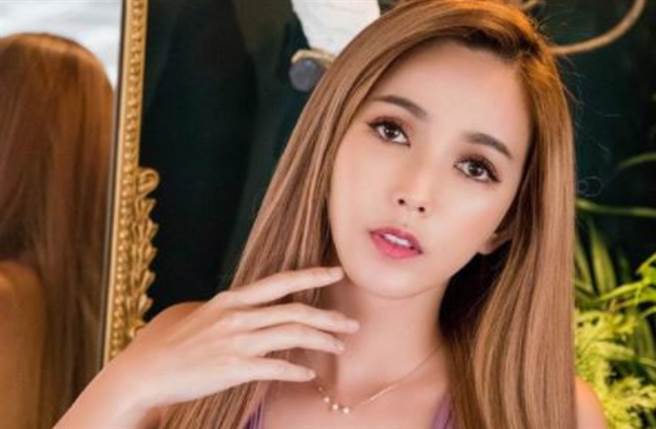 超正板娘拐拐揪「千年一遇美女空姐」Rita晒比基尼战袍。（图／IG@sabrina888888_）