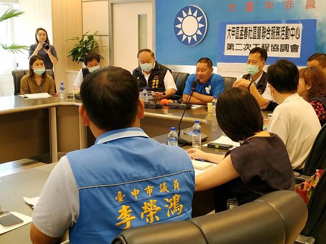 市議員李榮鴻為民喉舌23日邀集各單位，在台中市議會召開協調會，要求市府動用第二預備金補足，獲得副市長陳子敬承諾將全力支持。（陳世宗攝）