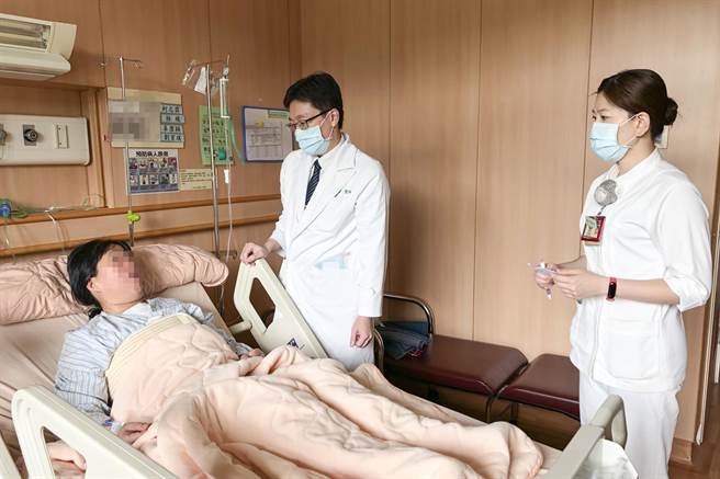 台中慈济医院胸腔外科医师柯志霖（中）检查黄妇恢復状况，医师提醒有病况一定不要拖。（王文吉摄）