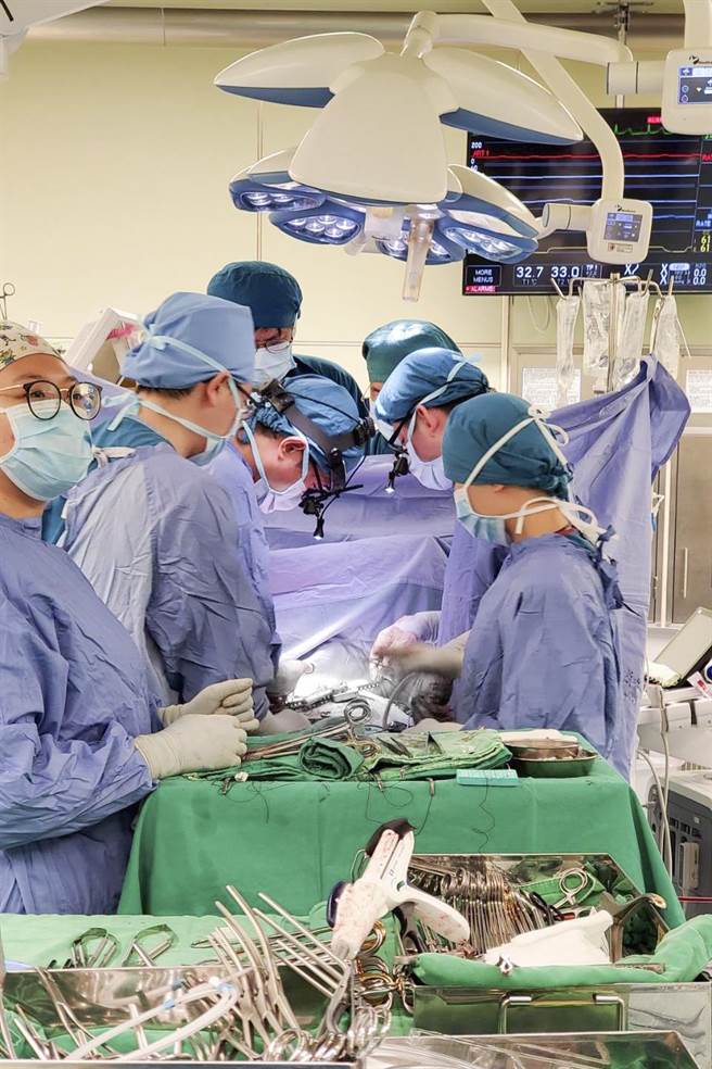 台中慈济医院医疗团队歷经14小时手术，摘除黄妇第三期胸腺瘤。（台中慈济医院提供／王文吉台中传真）