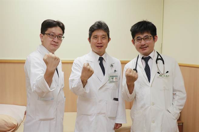 台中慈济医院胸腔外科柯志霖（左起）、心臟外科主任谢世荣及医师吴慧中组成医疗团队抢救病人。（台中慈济医院提供／王文吉台中传真）