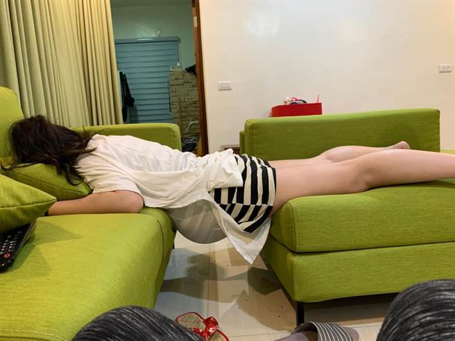 网友贴出老公灵机一动想出可以让她趴着的方法。(图取自爆废公社)