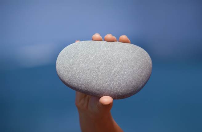 偷腥人夫嘲笑小三「胸部小」，车震前惨遭对方拾路边石头砸死。(示意图/达志影像)