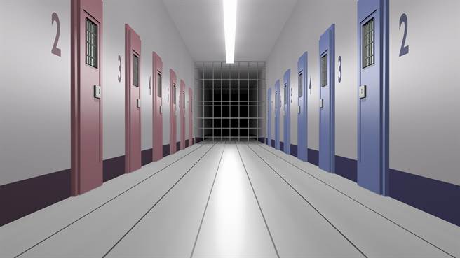 1名爱丁堡监狱男警大头管不住小头，竟直接和女杀人犯在黑暗小房间激战数回合。(示意图/达志影像)