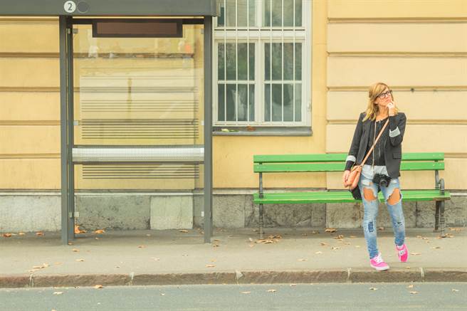 1名22岁正妹等候公车时，惨遭3名大汉绑走轮暴。(示意图/达志影像)