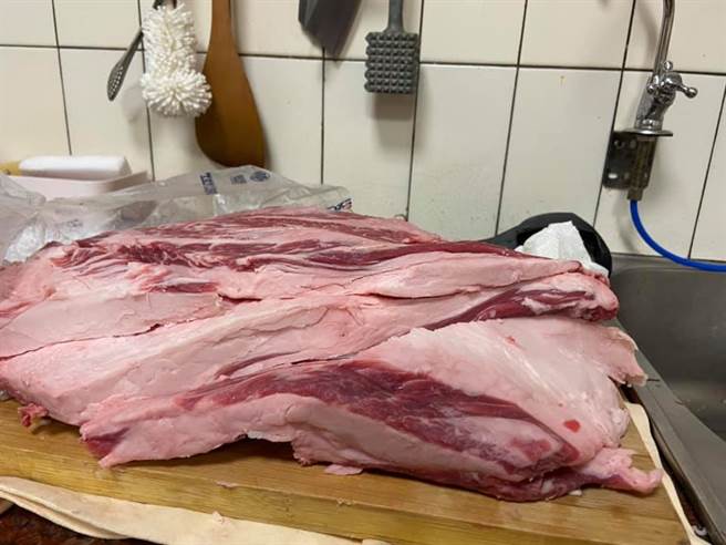 近日一位民眾买好市多的「原块牛小排」，切开后竟然呈现「一片白」，整块肉几乎都是油脂，让她直呼太夸张。（摘自Costco好市多 商品经验老实说）
