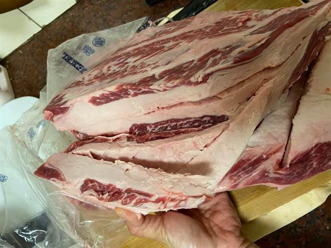 原PO表示，虽然清楚原块就要自己承担油花的部分，但当她切开肉却被眼前的景像吓傻。(摘自Costco好市多 商品经验老实说)
