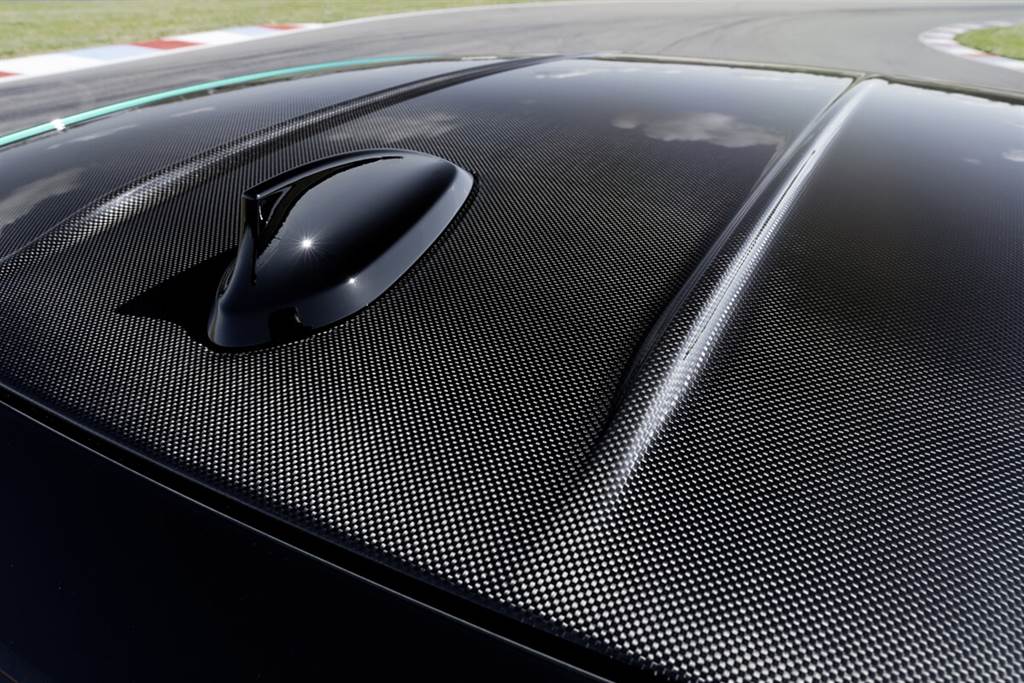 新M3 / M4車頂均標準由CFRP碳纖維增強塑料製成。這種極輕高科技材料的使用可降低整體重心，提高了操控靈活性與穩定度。另外，還特別增加了CFRP車頂上縱向延伸的雙鰭片來優化車頂氣流的整流效果。想要享受陽光洗禮的客戶，BMW也提供具備玻璃傾斜/電動天窗的鋼製車頂作為免費選配，其天窗的透明部分比上一代M3、M4分別長了100 mm、24mm。