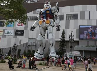 影》近20米高重24噸 日鋼彈機器人橫濱活跳跳