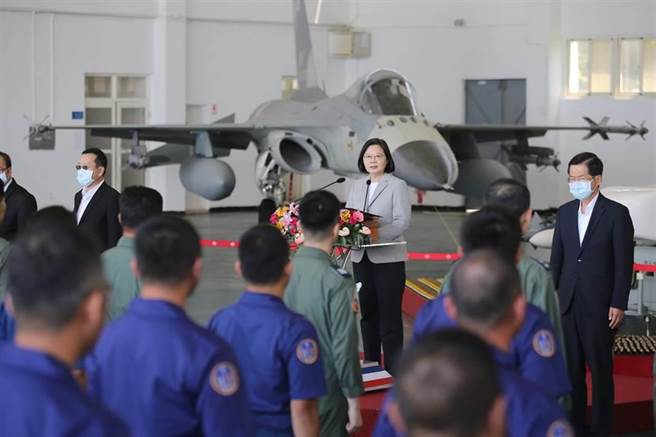 蔡英文总统（中）22日前往澎湖慰勉驻防在马公基地的IDF经国号战机「天驹部队」。（资料照,杜宜谙摄）