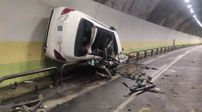 驾驶在内湖康乐隧道狂刷护栏、走壁，伤势仅有轻伤，让修车技师表示他是「天子骄子」。（图／民眾提供）