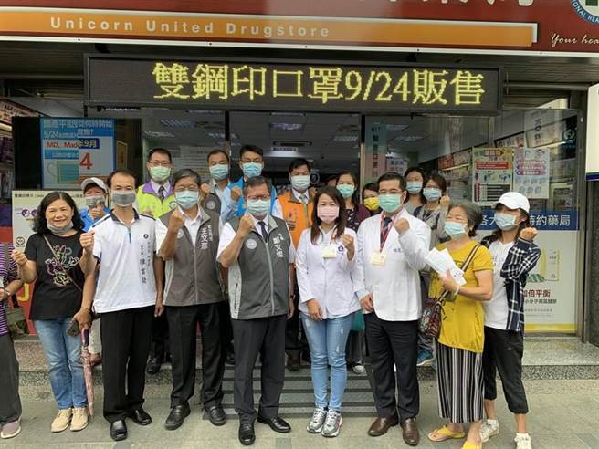 衛生局呼籲民眾買非實名制的盒裝醫用口罩，一定要在藥局、藥粧店、醫療器材販賣業等合法通路購買。（姜霏攝）