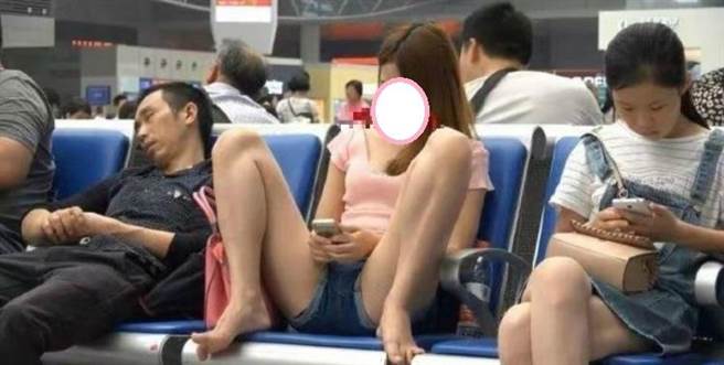 女子不顧他人眼光，在公共場所竟然兩腿開開放在椅子上。（圖／翻攝自微博）