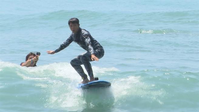 简至豪衝浪突破自我 挥别「板上3秒男」称号。(图／中天新闻台提供)