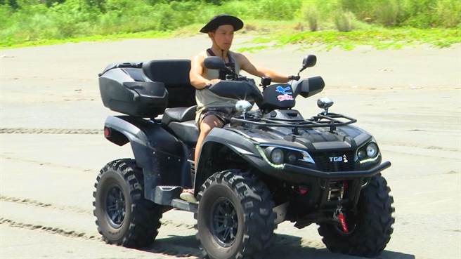 简至豪尝试了「沙滩车」程维持时速25~30公里。(图/中天新闻台提供)