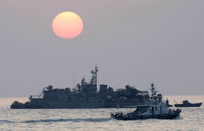 南韩官方24日公布北韩枪杀南韩公务员的骇人细节，包括公务员向北韩表明投诚后仍被放留在海上漂，北韩士兵从船上开枪射杀他，并且在公务员遗体上淋上汽油后放火燃烧，南韩在附近小岛上安装的监视设备也录下焚尸火光。图为南韩政府船只停在延坪岛附近的资料照。（资料照／美联社）