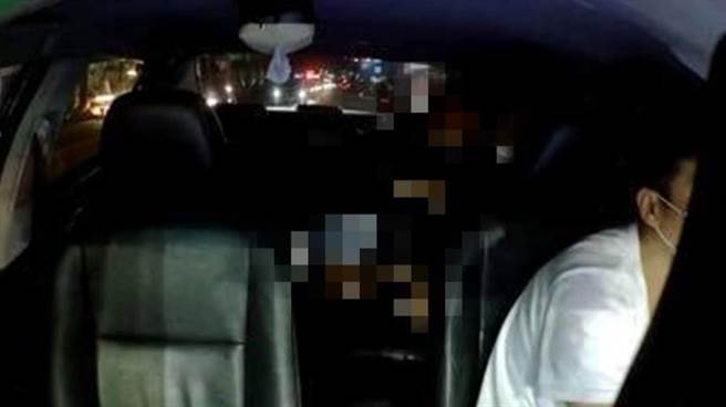 情侣搭小黄后座女低头「吞吐」，运将看傻眼：可以请他下车吗？(图／截自脸书「唉呦脑公 行为解读大湿」)