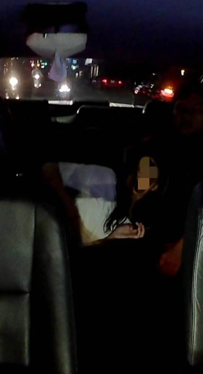 网友贴出情侣在计程车后座上演活春宫。(图／截自脸书「唉呦脑公 行为解读大湿」)