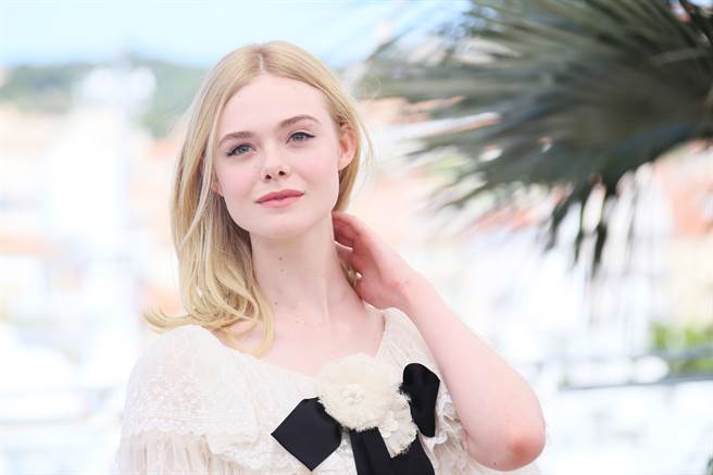 22岁《黑魔女》艾儿·芬妮(Elle Fanning)「透视裙里全光」U型美胸若隐若现（图／shutterstock）