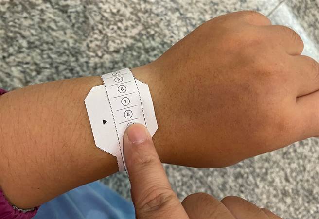 对照纸尺可以量测合适的单圈表环表带。（黄慧雯摄）
