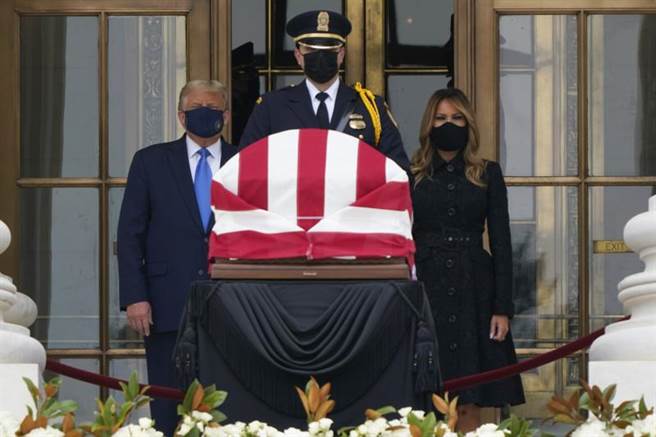 川普伉儷24日戴口罩，前往最高法院悼念已故大法官金斯柏格。(美聯社)