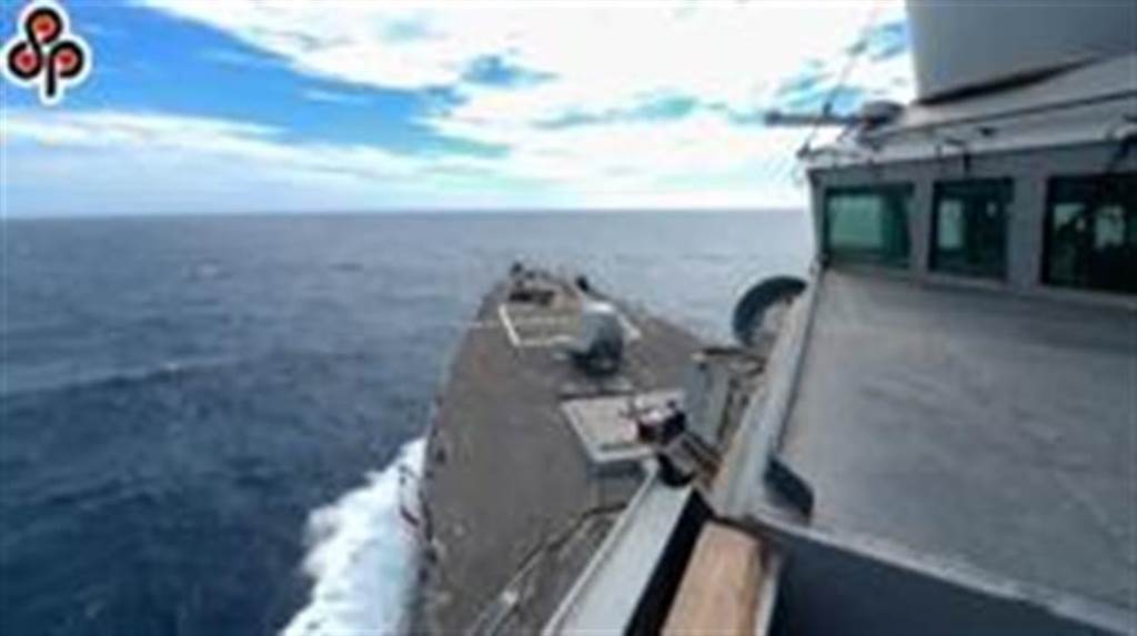 美國海軍「伯克級」驅逐艦羅素號（USS RUSSELL DDG-59）6月航經台灣海峽，為今年第7度，再度有美艦穿越台灣海峽。（摘自美國海軍第七艦隊臉書）