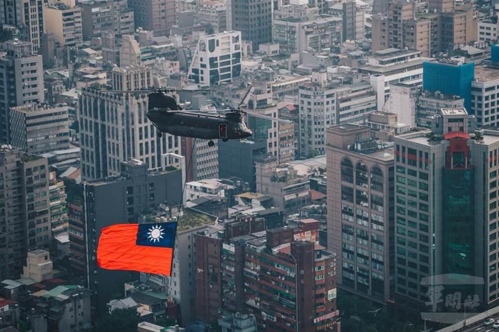 陸軍CH47-SD直升機2019年吊掛大幅國旗慶祝國家生日。圖為示意圖。(軍聞社提供)
