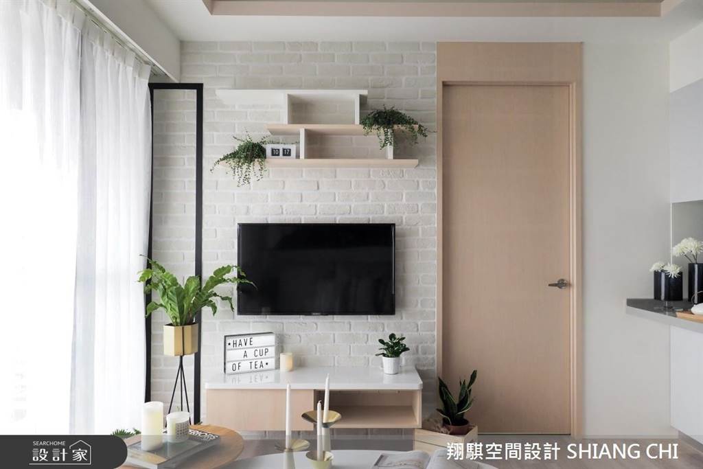 18坪小宅的電視牆面不夠寬敞的狀況下，利用層板補牆電視櫃不足的機能，也不用擔心造成牆面擁擠。