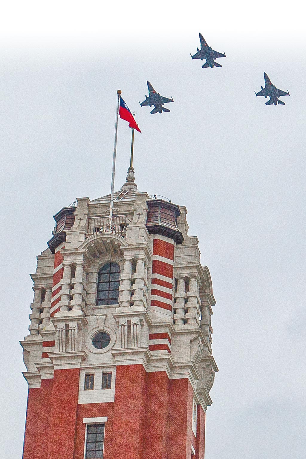 空軍24日為即將到來的國慶進行半兵力預演，3架F16飛越總統府上空。（杜宜諳攝）