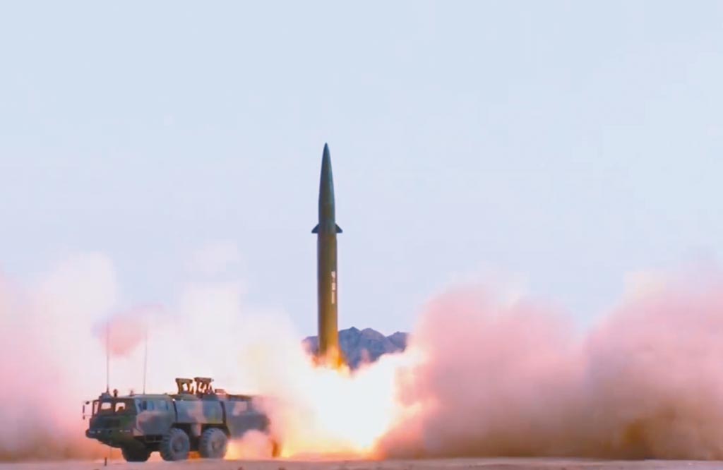 9月24日，大陸釋出東部戰區近日發射東風-11飛彈的影片。（影片截圖自微博＠解放軍報）