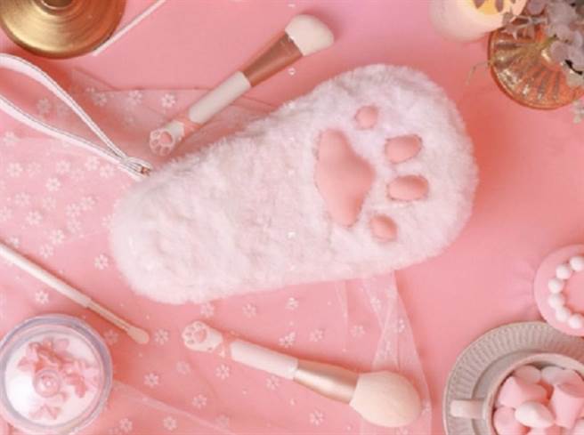 粉嫩的刷具组意图使人荷包失血。（图片来源：Flower Knows）