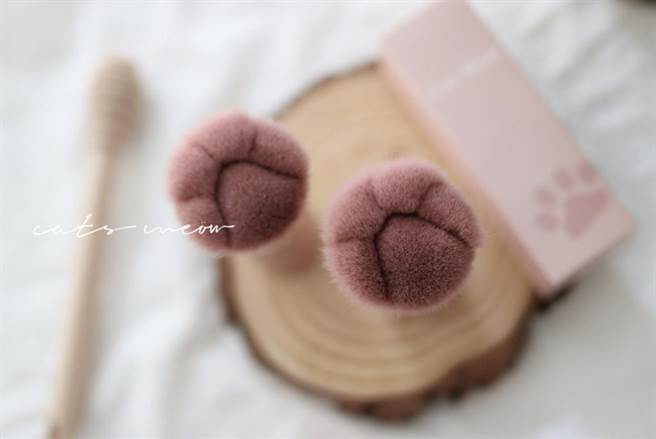 刷毛处是可爱的猫掌。（图片来源：一只猫Cats Meöw）