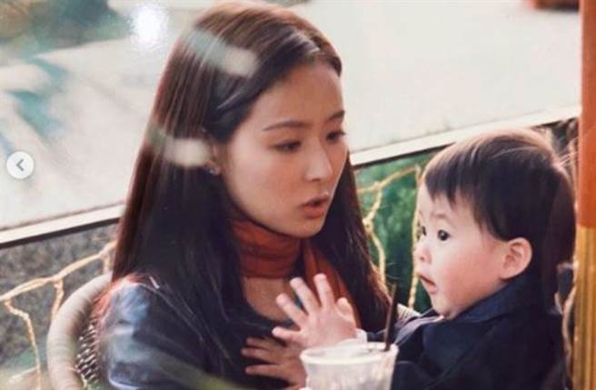 孙芸芸发出自己22岁那年拍的旧照，却意外出卖了当时1岁的女儿廖思惟。（图／IG@aimeeyunyunsun）
