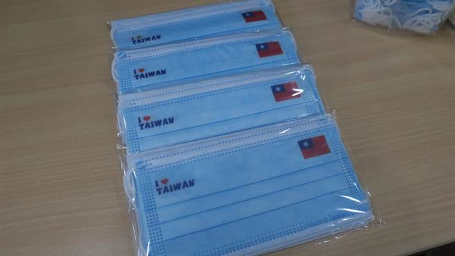「I Love Taiwan國旗口罩」已搶先在各大電商平台上架，每包5入99元。（謝瓊雲攝）