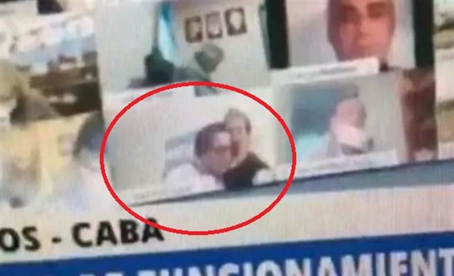 开会中掀女友衣亲奶 议员活春宫影片全国大放送(图片截自影片)