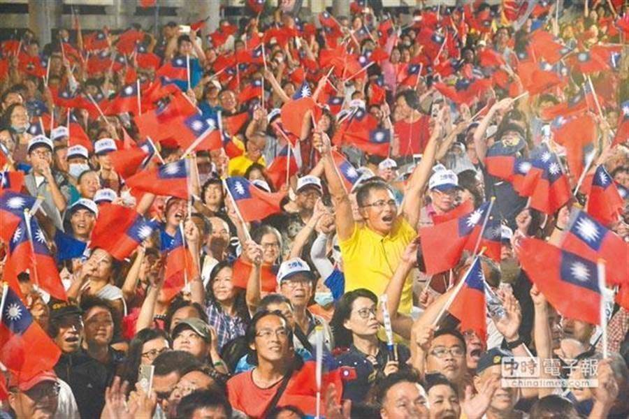 韓國瑜2018年鳳山造勢會場，群眾揮舞國旗，表達對韓國瑜的支持。（資料照片/林宏聰攝）