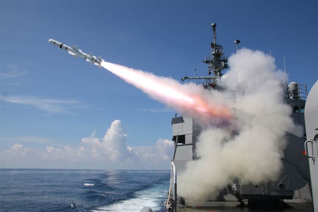 海軍艦艇發射飛彈。(圖/美軍海軍)