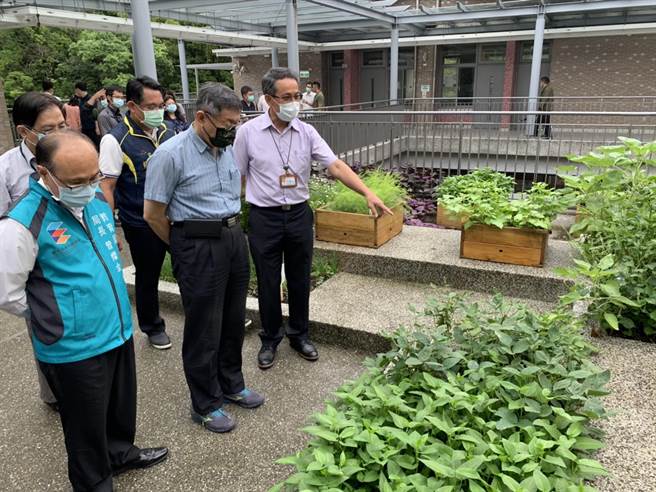 台北市長柯文哲訪永建國小綠建築設施。（張薷攝）