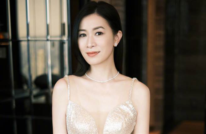 畲诗曼「中空上阵」深V开到肚 美背点缀2条布辣翻（图／摘自微博@畲诗曼Charmaine）
