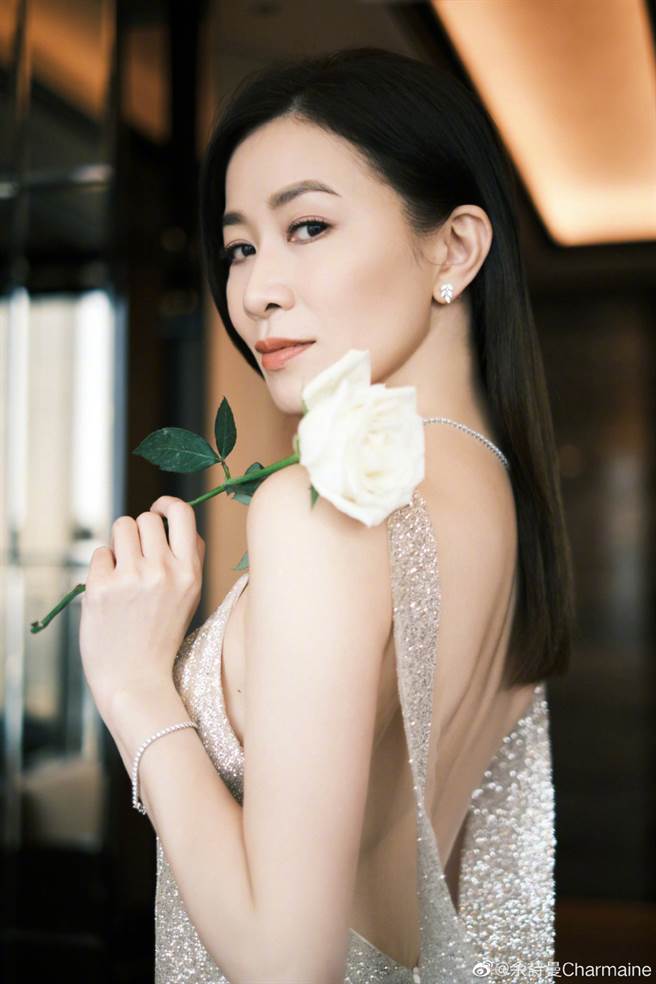 畲诗曼「中空上阵」深V开到肚 美背点缀2条布辣翻（图／摘自微博@畲诗曼Charmaine）
