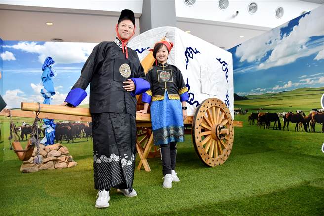 国立故宫博物院南部院区2020亚洲艺术节「蒙古月」活动，现场有蒙古服饰供民眾换装体验。（吕妍庭摄）
