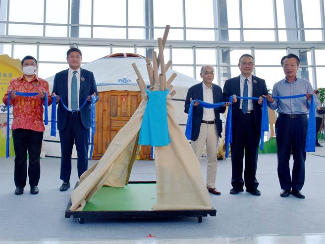 国立故宫博物院南部院区2020亚洲艺术节「蒙古月」开幕仪式上，出席贵宾手持「哈达」象徵祈福。（吕妍庭摄）