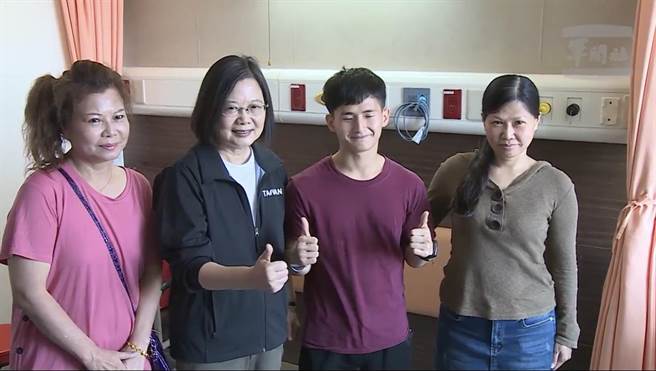 蔡英总统文今天赴南部视察部队，趁空前往探视因跳伞受伤的下士秦良丰及上兵高立埁。军闻社提供